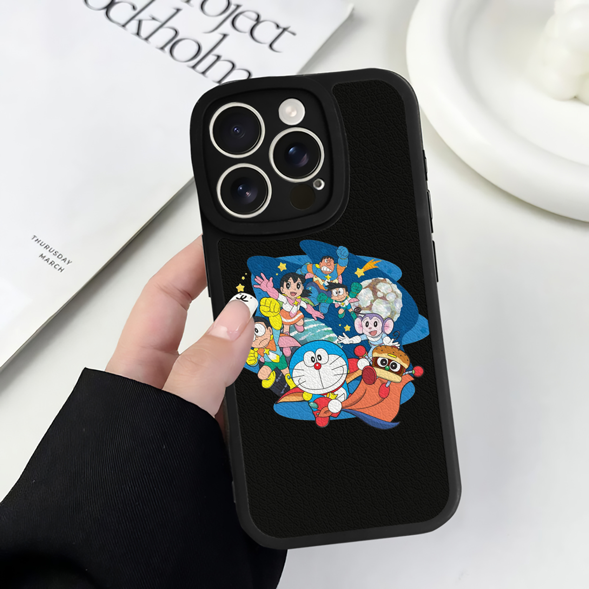 （画像用） ドラえもん Doraemon 【iPhone 16シリーズ対応】シリコンスマホケース（レザー調） 材質：シリコン
